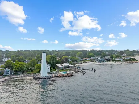 Charming 4-bedroom house with AC, WiFi in New London. Walk to the beach!