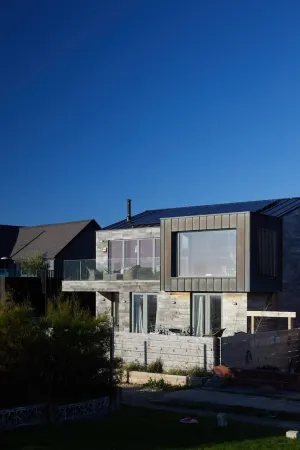 Stunning architect designed eco beachfront property Отели в г. Селси