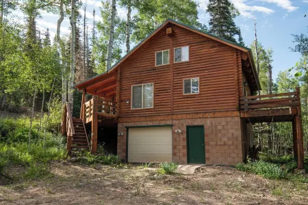 Cozy 2-bedroom cabin in tranquil Brian Head