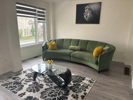 Spacious Townhouse in Brampton 2 minutes from restaurants and amenities Отели рядом с достопримечательностью «Pearson Convention Center»