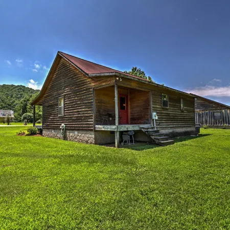 Dream Valley Mountain View Cabin w/ Covered Porch!