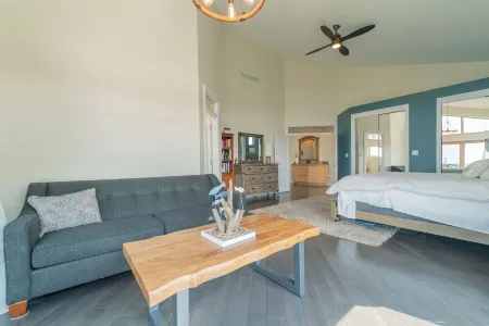 Close to Beach, Spacious Interior and Exterior, Panoramic Lake, Park, City Views