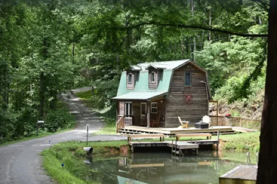 Secluded cabin perfect getaway for couples or ideal for small families! Отели в г. Блу Ридж