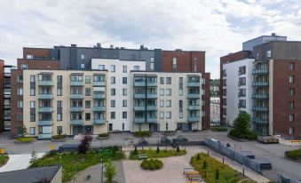 Spacious 2BR Apt - Lake View & Sauna