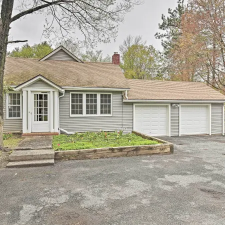 Beautiful Lenox Home, 3 Mi to Shakespeare and Co!