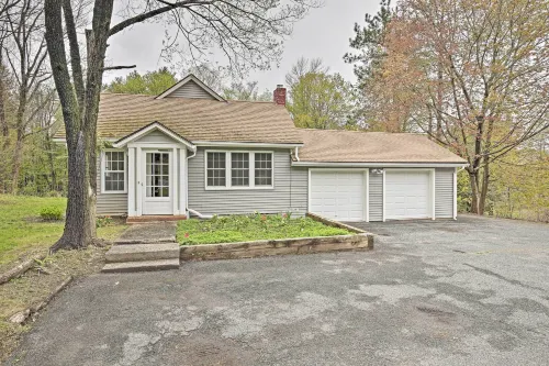 Beautiful Lenox Home, 3 Mi to Shakespeare and Co! - Homestays
