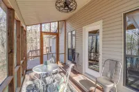 Lakefront Arkansas Home w/ Deck, Grill & Cornhole! - Homestays