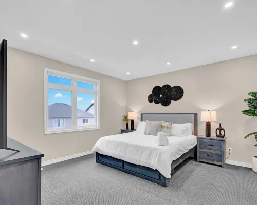 22min drive to Niagara. Sleeps 10. 1GB. 5 Bd/4 Bth Hotels in Thorold