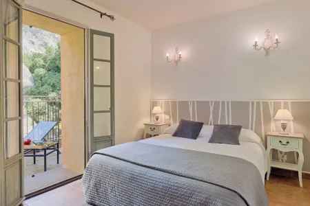 Hostellerie du Cigalou Отели рядом с достопримечательностью «Massif des Maures»