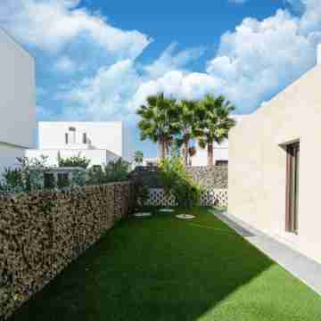 Elegant Home with Pool Hotel Exterior