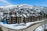 Luxury Amenities- Steps to Mtn- 2 Hot Tubs- Pool/Ping Pong Table-Massage Chair