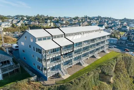 Oceanfront Condo: Panoramic Views, Jacuzzi, Romantic Nye Beach Getaway Newport