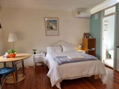 Relax close to city,a studio 10 mins from the beaches and Westfield shopping C. Hotels near Myer Miranda