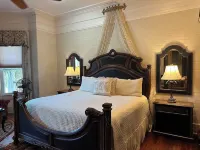 In the Heart of Apalachicola~Walk Everywhere~Ebony Rouge Suite~Majestic Jewel Hotel a Apalachicola