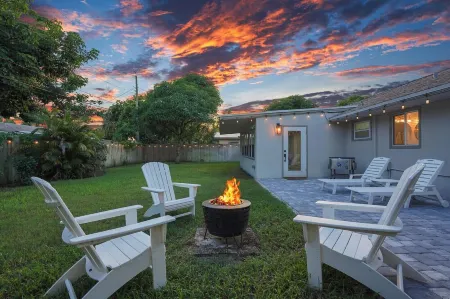 Updated Coastal 3Br w/King Bed - Outdoor Living, Private Yard, Close to Delray Отели в г. Бойнтон Бич
