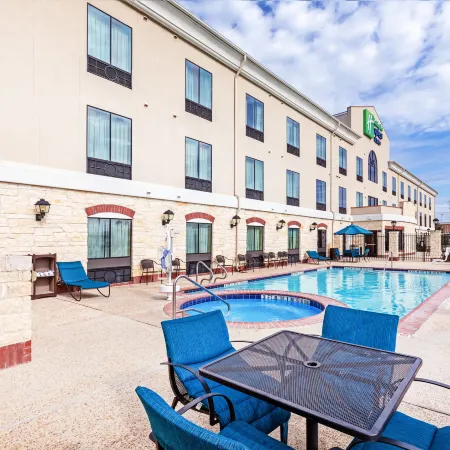 Holiday Inn Express & Suites FLORESVILLE by IHG