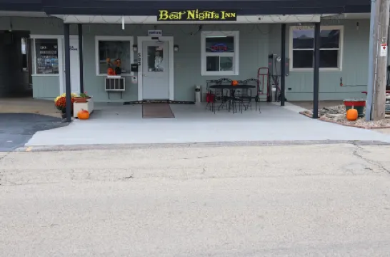 斯巴達美夜旅館