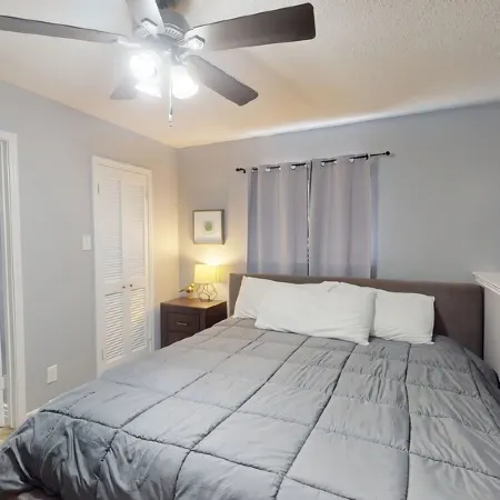 I841 – World Cup Stay - 18 Min to at&T - Sleeps 4 - Public Transit