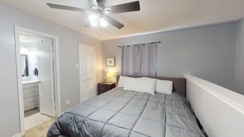 I841 – World Cup Stay - 18 Min to at&T - Sleeps 4 - Public Transit