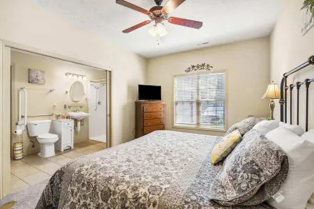 Honey Bee Inn w - Communal Amenities & More!