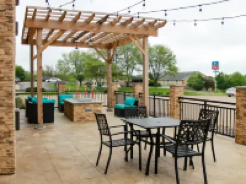 Clarion Pointe Bettendorf - Quad Cities Hotels in Bettendorf