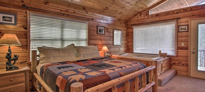 Hidden Springs Cabin w/ Hot Tub, 2 Mi to Dollywood Hotels in Съвиървил
