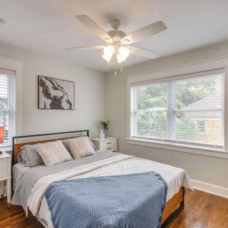 Convenient OKC Apartment: 4 Mi to Dtwn! Отели рядом с достопримечательностью «Торговый центр "Олд Шепард"»