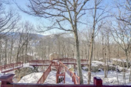 4000 sq. ft. With EXTRA LARGE BRAND NEW HOT TUB. Directly across from Ski Resort
