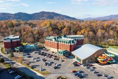 Country Cascades Waterpark Resort Отели рядом с достопримечательностью «Brian Hoffman's Remembering Red - A Tribute to Red Skelton»