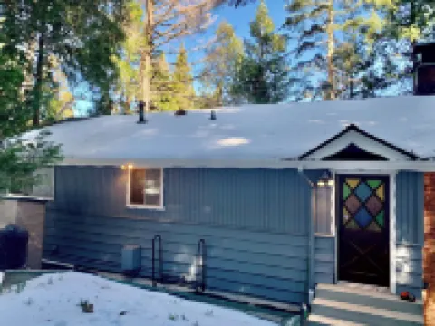 3BR Idyllic Cabin in the Woods w/ Wood Fireplace Hotels in Crestline