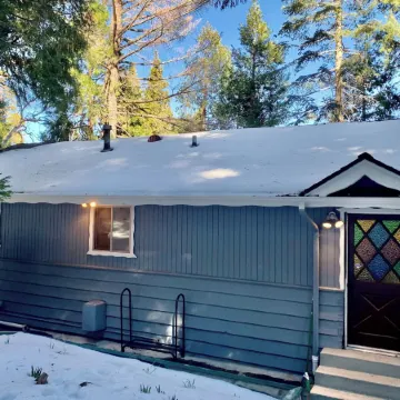 3BR Idyllic Cabin in the Woods w/ Wood Fireplace