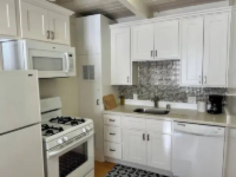 Quiet & Cozy, Walk 2 Shop, Laundry Parking & Patio