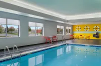 Tru by Hilton Battle Creek - Pools
