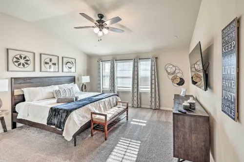 Brand-New Townhome Near UNT/Twu & the Square! - Homestays