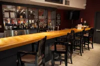 Village Inn & Suites - bar