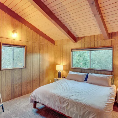 Crestline Cabin Mountain Views and Fire Pit!