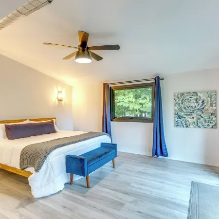 Riverfront Appleton Home with Pool and Boat Dock! Ξενοδοχεία στην πόλη Appleton