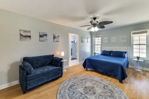 Lake Jackson Retreat w/ Lanai & Large Yard! - Wifi