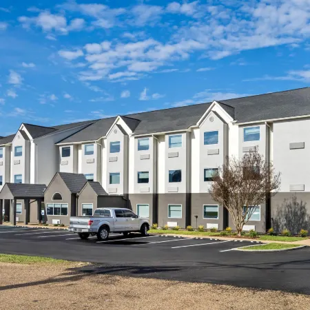 Days Inn & Suites by Wyndham Brandon Amphitheater