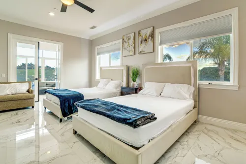 Expansive Riverside Mansion! Luxe, Family Friendly - Homestays