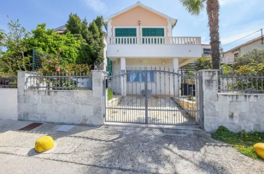 伊里納公寓酒店