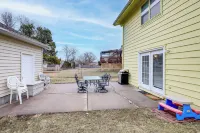 Bring the Family! Suburban Home w/ Yard in Omaha - Homestay