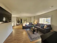 Sandy Pacific Hideaway-hot tub, smart tv, woodstove. 4 bedroom home. Florence,OR