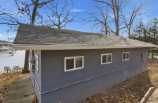 Charming & Cozy Waterfront Cabin at 21mm Near Shorty Pants