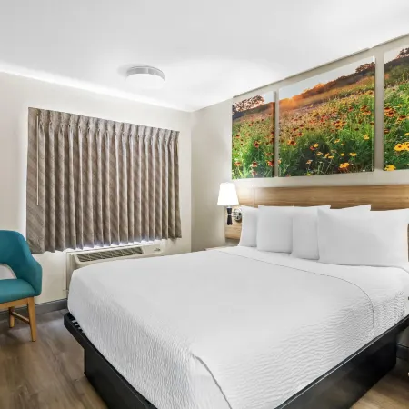 Days Inn & Suites by Wyndham DeSoto