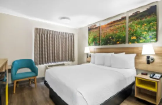 Days Inn & Suites by Wyndham DeSoto