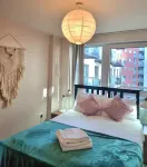 Modern 2Bed 2Bath with Balcony Next to Dlr Station