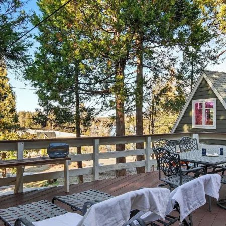 Holiday Lake Cabin by Avantstay Large Deck + Cozy Fireplace + Near Arrowhead Village