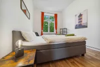 Up to 4 people Center Water Netflix - 3-Star