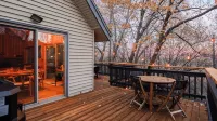 5bdr, Hot Tub, Deck, Firepit Mins to Village & Lake The Hilltop by Avantstay